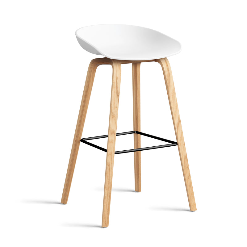 HAY - About A Stool AAS 32 (Kunststoffgleiter) | H 65 cm / white 2.0 / Eiche lackiert / Stahl schwarz