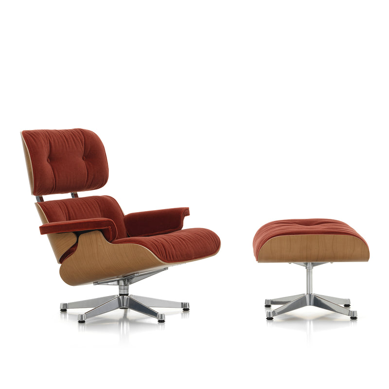 Vitra - Lounge Chair & Ottoman | Calma 07 brandy / Kirsche natur / poliert