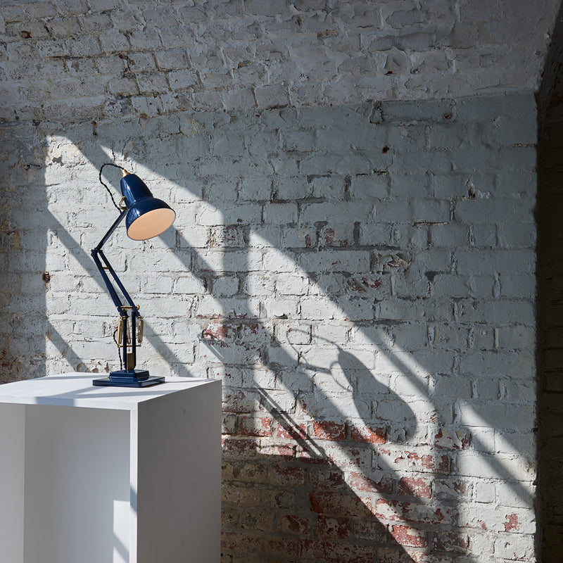 Anglepoise - Original 1227 Messing Tischleuchte | ink blue