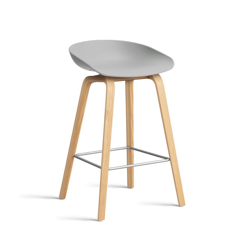 HAY - About A Stool AAS 32 (Kunststoffgleiter) | H 65 cm / concrete grey 2.0 / Eiche lackiert / Edelstahl