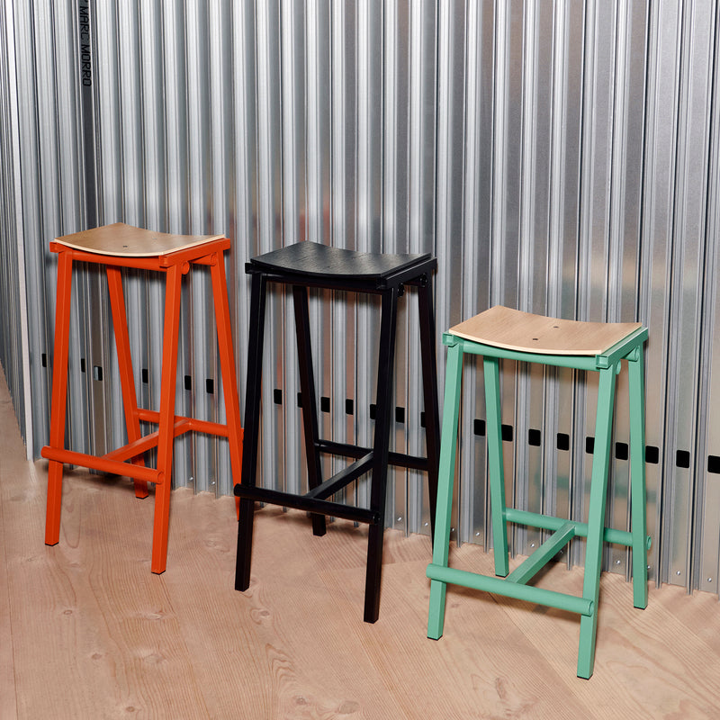 HAY - Taburete 8 Barhocker | hoch / schwarz / Eiche schwarz, hoch / eggshell / Eiche natur, hoch / signal red / Eiche natur, hoch / jade / Eiche natur, niedrig / schwarz / Eiche schwarz, niedrig / eggshell / Eiche natur, niedrig / signal red / Eiche natur, niedrig / jade / Eiche natur