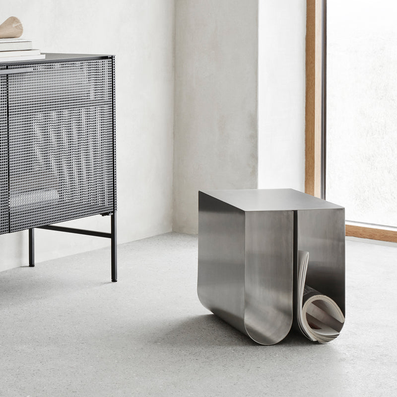 Kristina Dam Studio - Curved Beistelltisch | Edelstahl