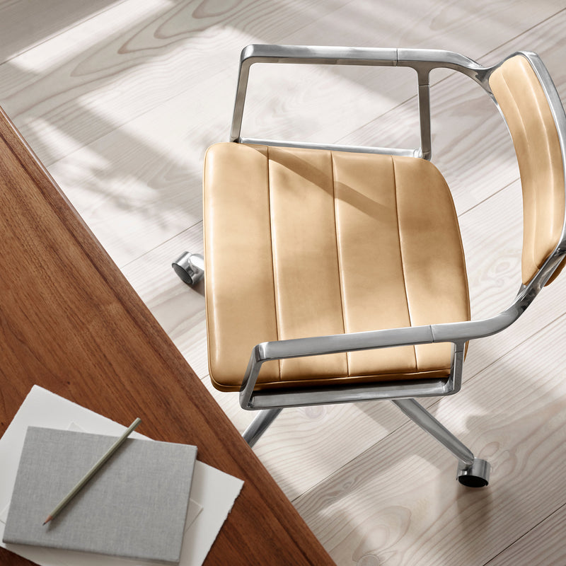 Vipp - 452 Drehstuhl | Rollen / Leder camel / Aluminium poliert