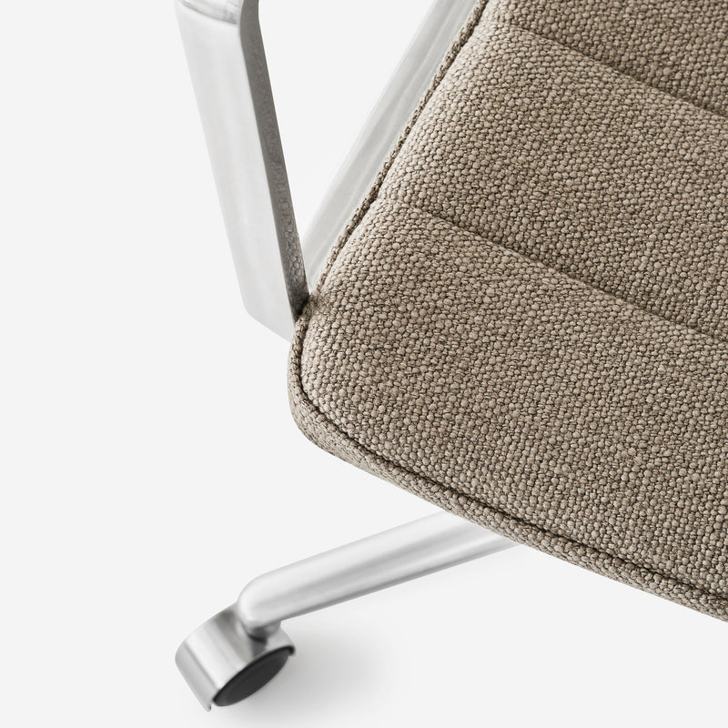 Vipp - 452 Drehstuhl | Rollen / dark sand / Aluminium poliert