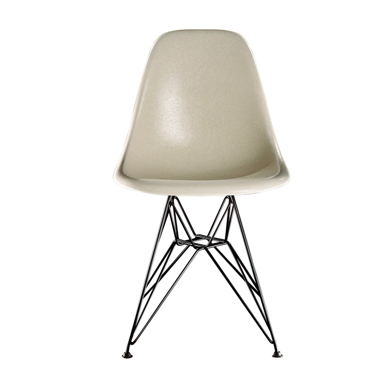 Vitra - Eames Fiberglass Side Chair DSR | Filzgleiter basic dark / Parchment / basic dark pulverbeschichtet