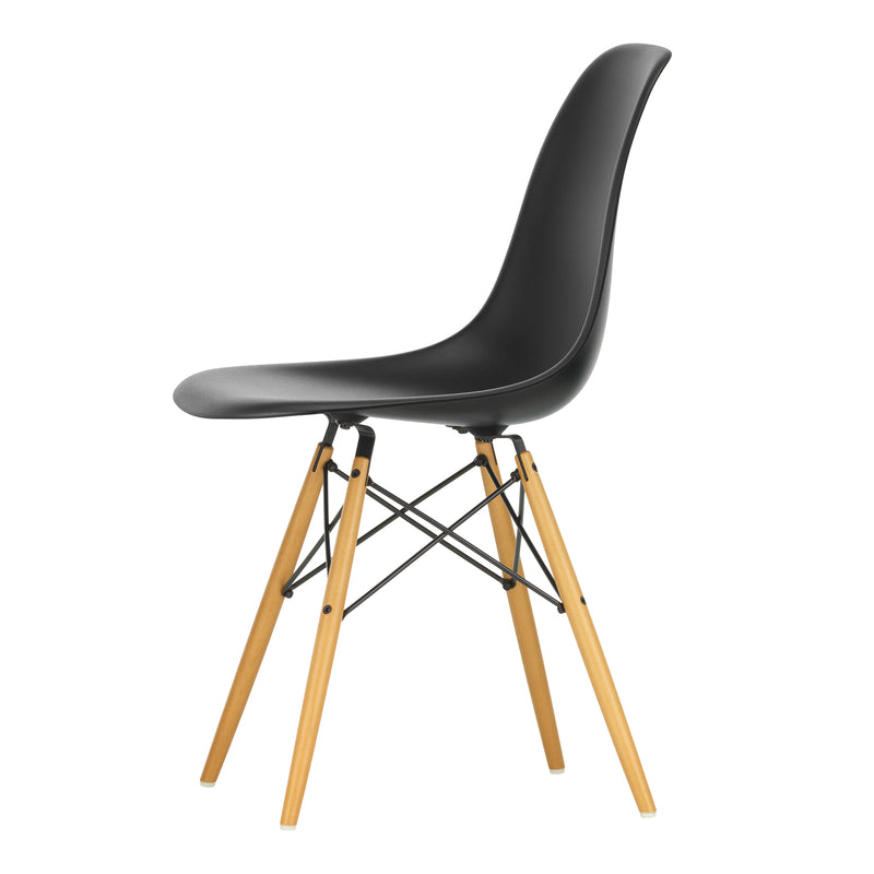 Vitra - Eames Plastic Side Chair DSW RE | Filzgleiter basic dark / tiefschwarz RE / Ahorn gelblich