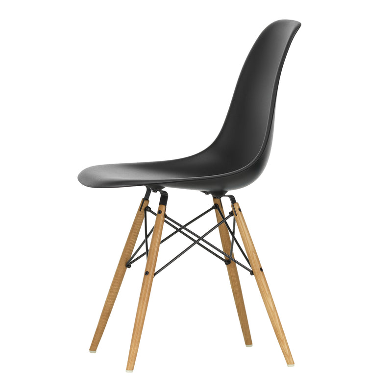 Vitra - Eames Plastic Side Chair DSW RE | Filzgleiter basic dark / tiefschwarz RE / Esche honigfarben