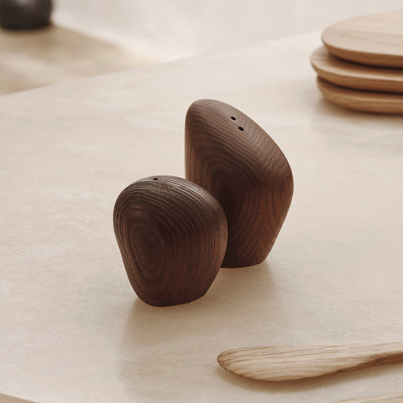 Ferm Living - Cairn Salz- und Pfefferstreuer | Esche karbonisiert
