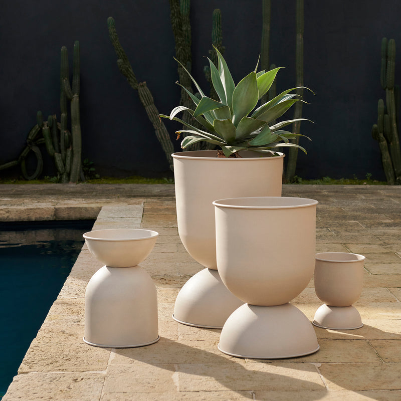 Ferm Living - Hourglass Blumentopf | Ø 30 x H 42, 5 cm / cashmere, Ø 40 x H 59 cm / cashmere, Ø 50 x H 73 cm / cashmere