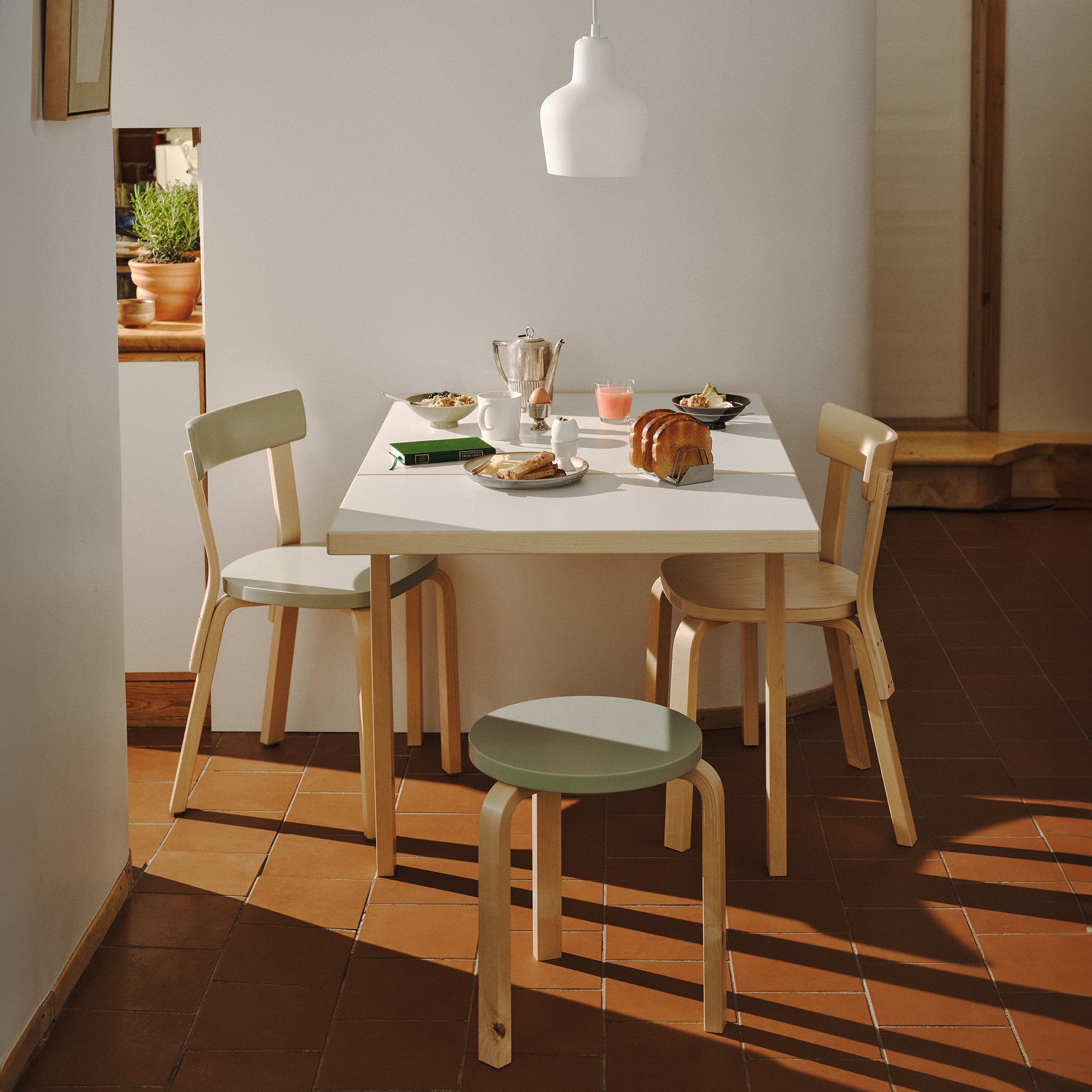 Artek - Chair 69 | Birke natur, grün lackiert