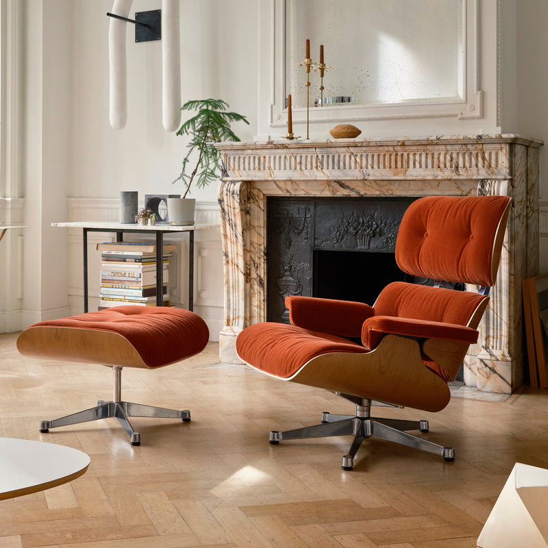 Vitra - Lounge Chair &amp; Ottoman | Calma 07 brandy / Kirsche natur / poliert