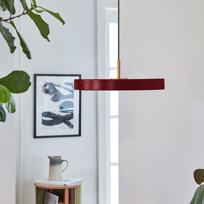 Umage - Asteria Mini LED-Pendelleuchte | Messing / ruby