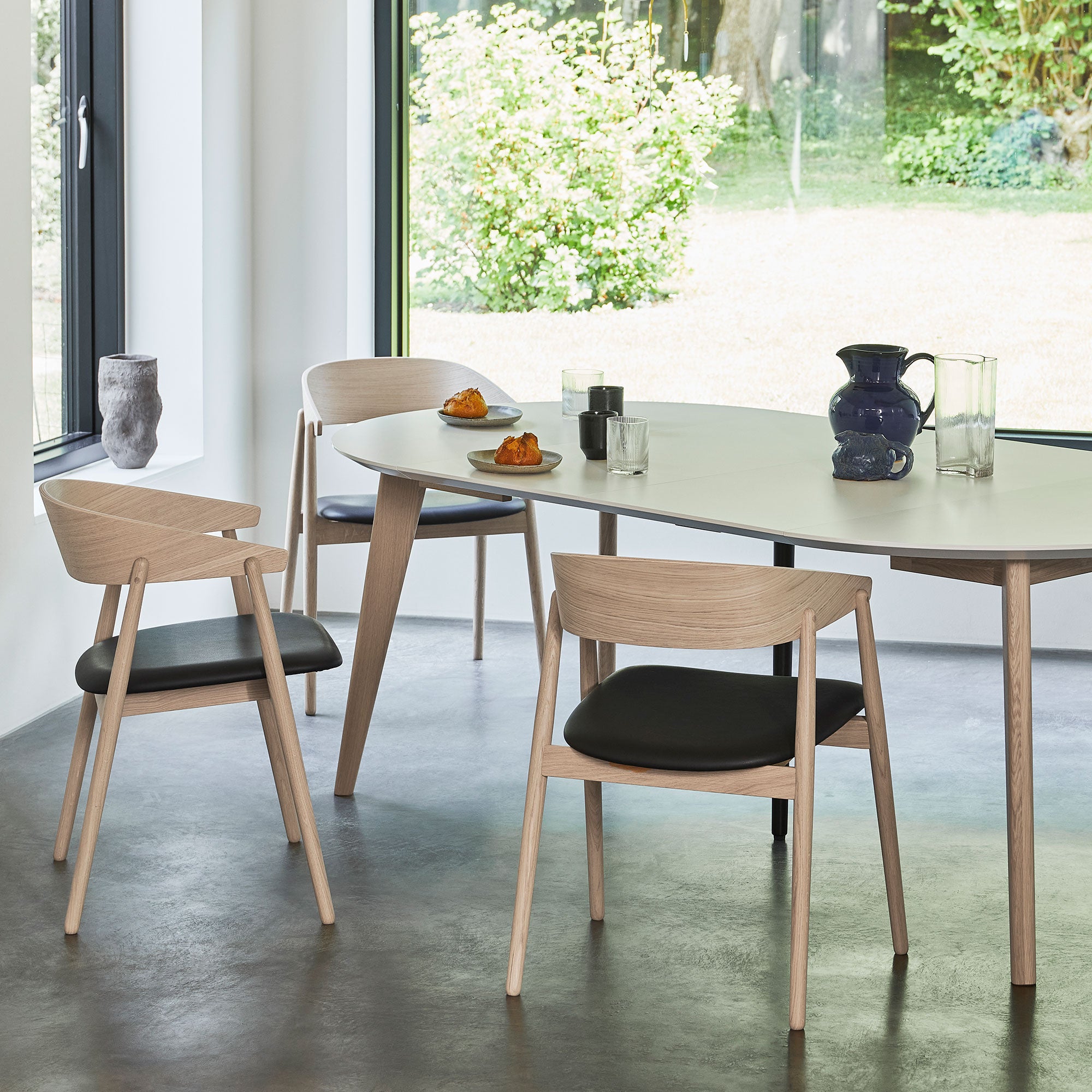 Andersen Furniture - AC2 Stuhl gepolstert | Eiche weiß pigmentiert / Leder schwarz