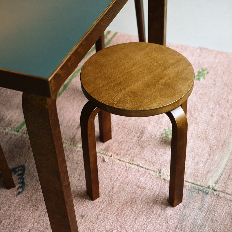 Artek - Hocker E60 | Nussbaum gebeizt