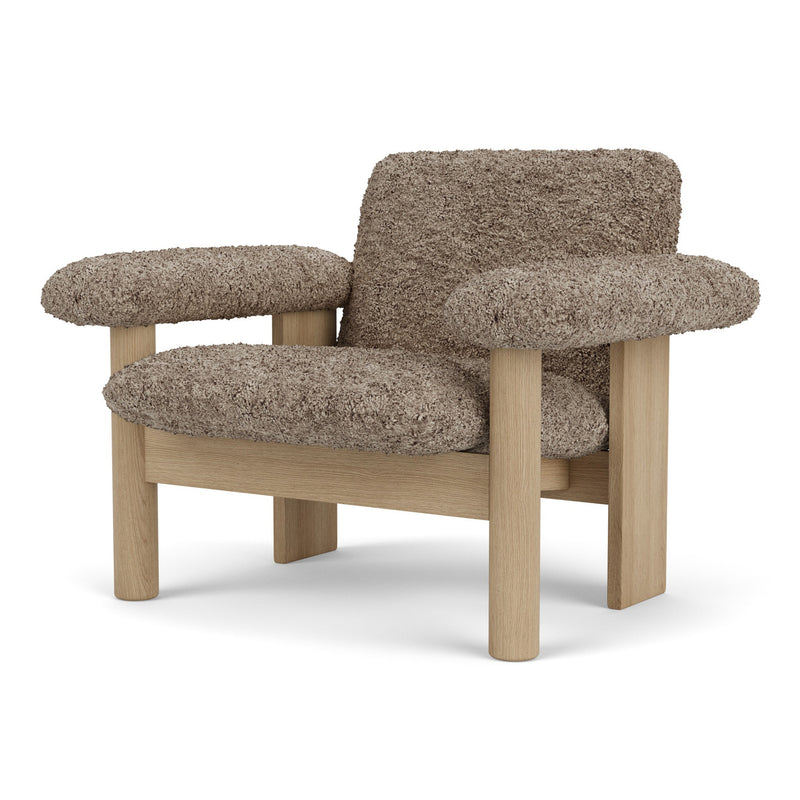 Audo - Brasilia Lounge Chair | Schaffell Sahara braun / Eiche natur 