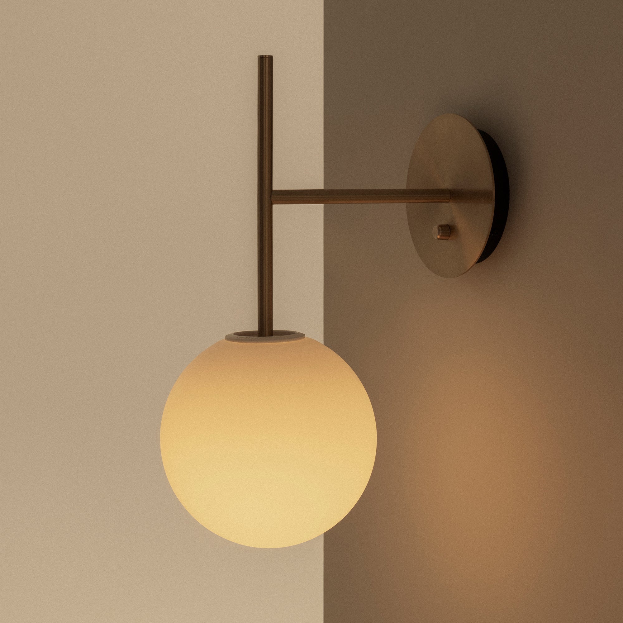 Audo - TR Bulb Wandleuchte | Messing gebürstet