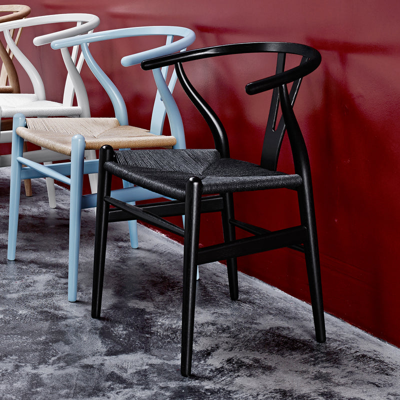 Carl Hansen - CH24 Wishbone Chair, schwarzes Geflecht | Buche schwarz