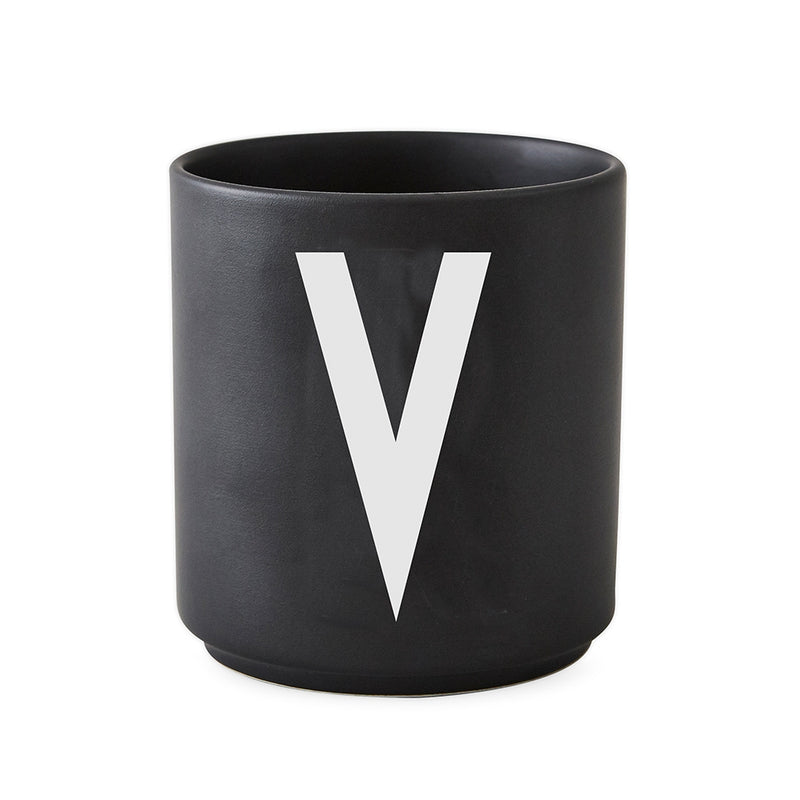 Design Letters - AJ Porzellan Becher A-Z | V / schwarz