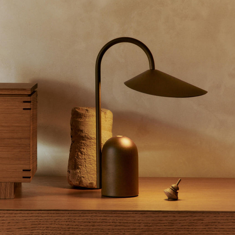 Ferm Living - Arum Akku LED-Tischleuchte | dark chocolate