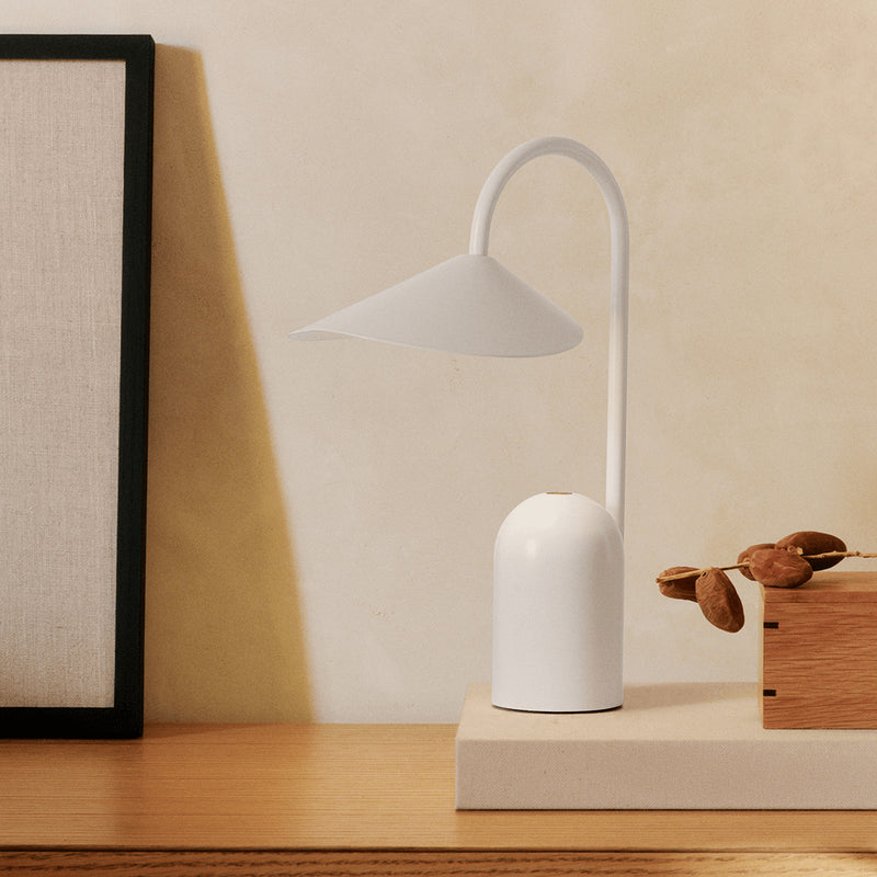 Ferm Living - Arum Akku LED-Tischleuchte | weiß