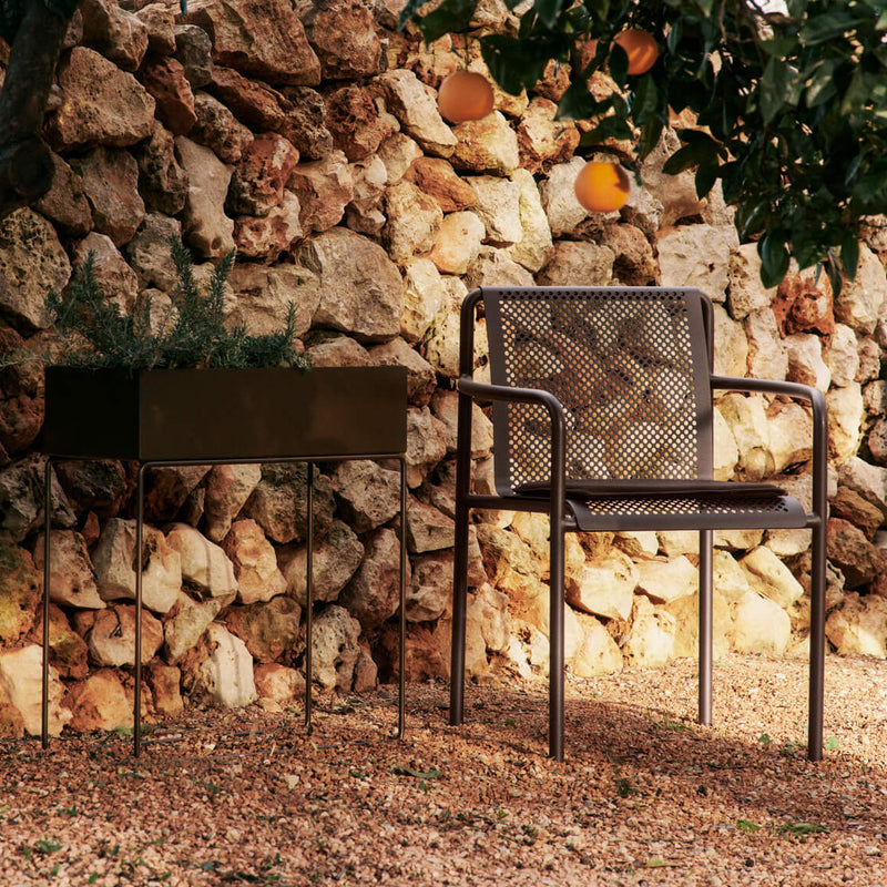 Ferm Living - Dapple Gartenarmlehnstuhl | dark chocolate