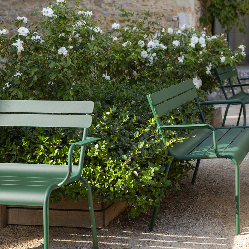 Fermob - Luxembourg Gartenbank mit Armlehne | zederngrün
