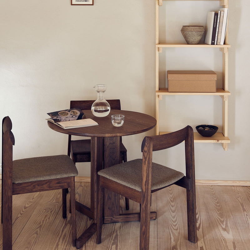 Form &amp; Refine - Trefoil Tisch | Eiche geräuchert / Ø 75 cm