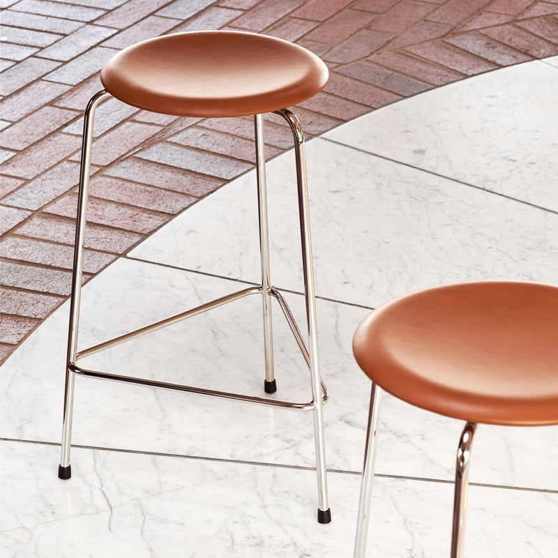 Fritz Hansen - High Dot Barhocker | Leder walnuss / Höhe 65 cm / 3-beinig