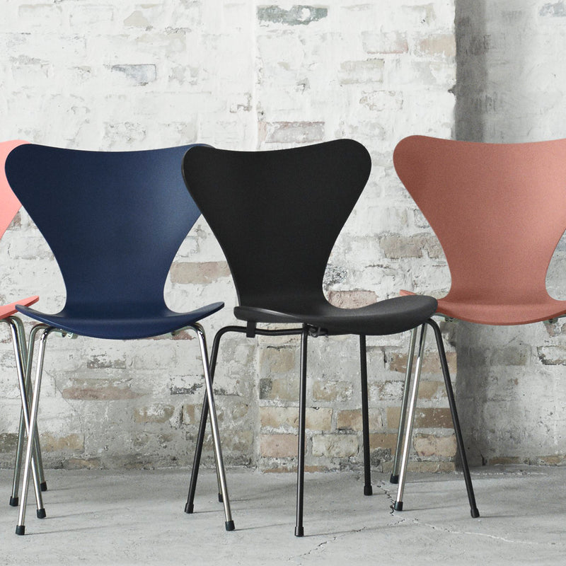 Fritz Hansen - Serie 7 Stuhl Monochrom (4er-Set) | schwarz / Esche schwarz gefärbt