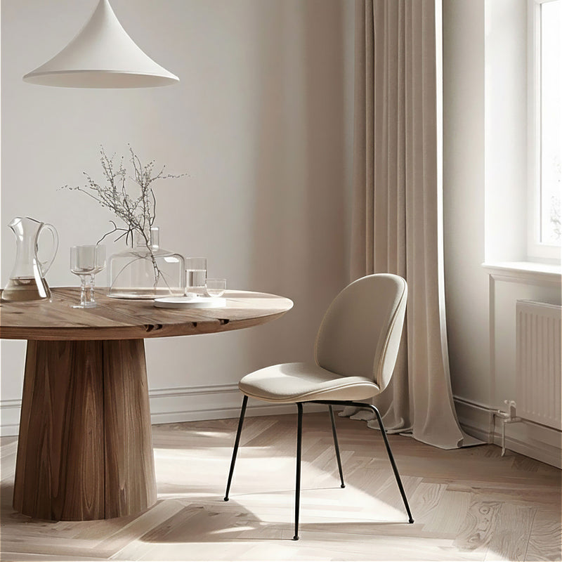 Gubi - Beetle Dining Chair (gepolstert) | Leder Valencia leinen (Exclusive Edtion) / Vollpolsterung / Conic Base