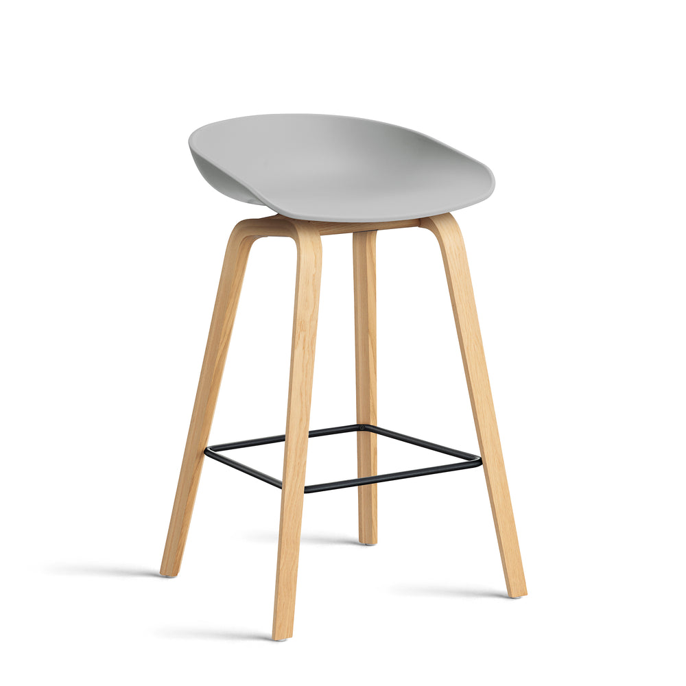HAY - About A Stool AAS 32 | H 65 cm / concrete grey 2.0 / Eiche lackiert / Stahl schwarz