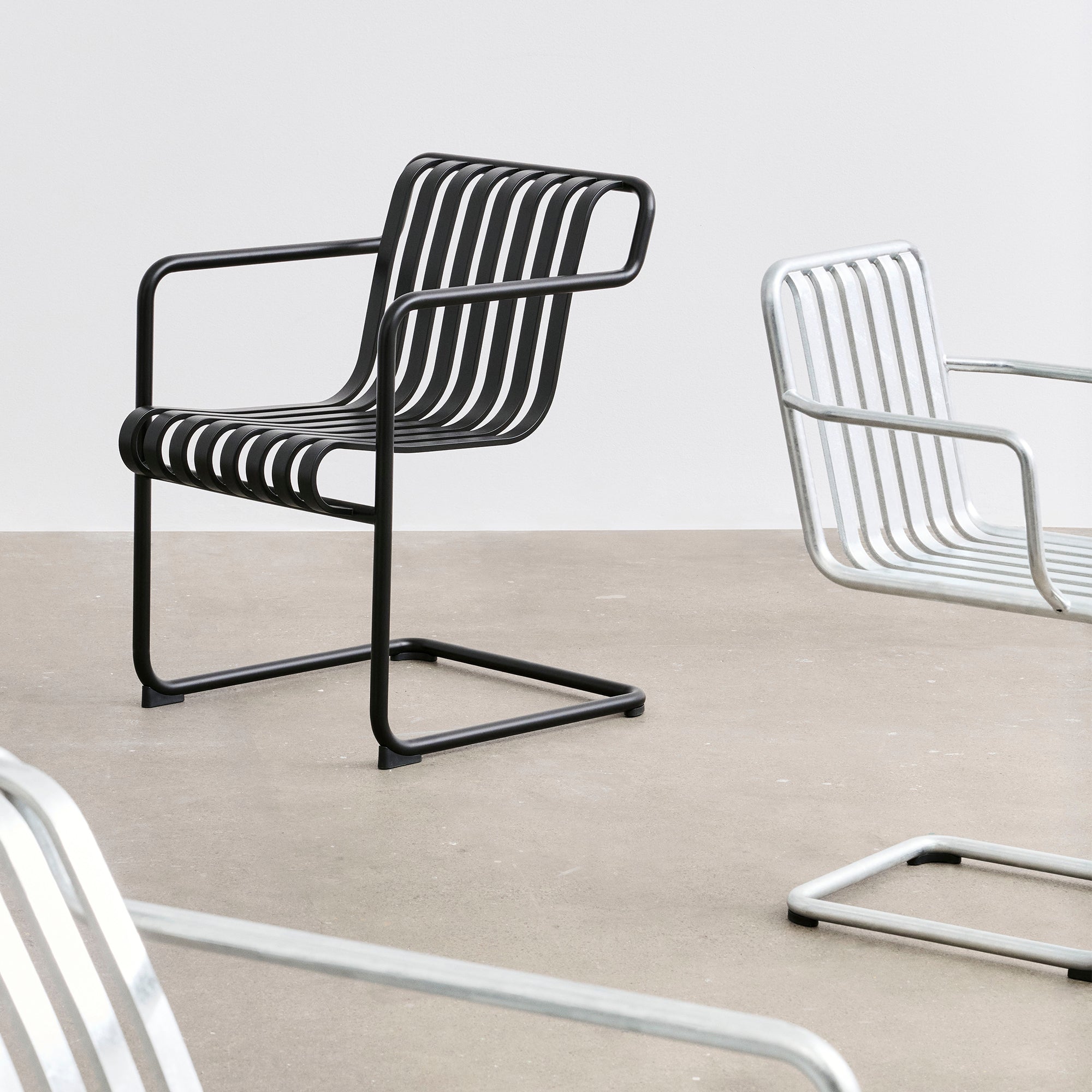 HAY - Palissade Cantilever Dining Armlehnenstuhl | anthrazit