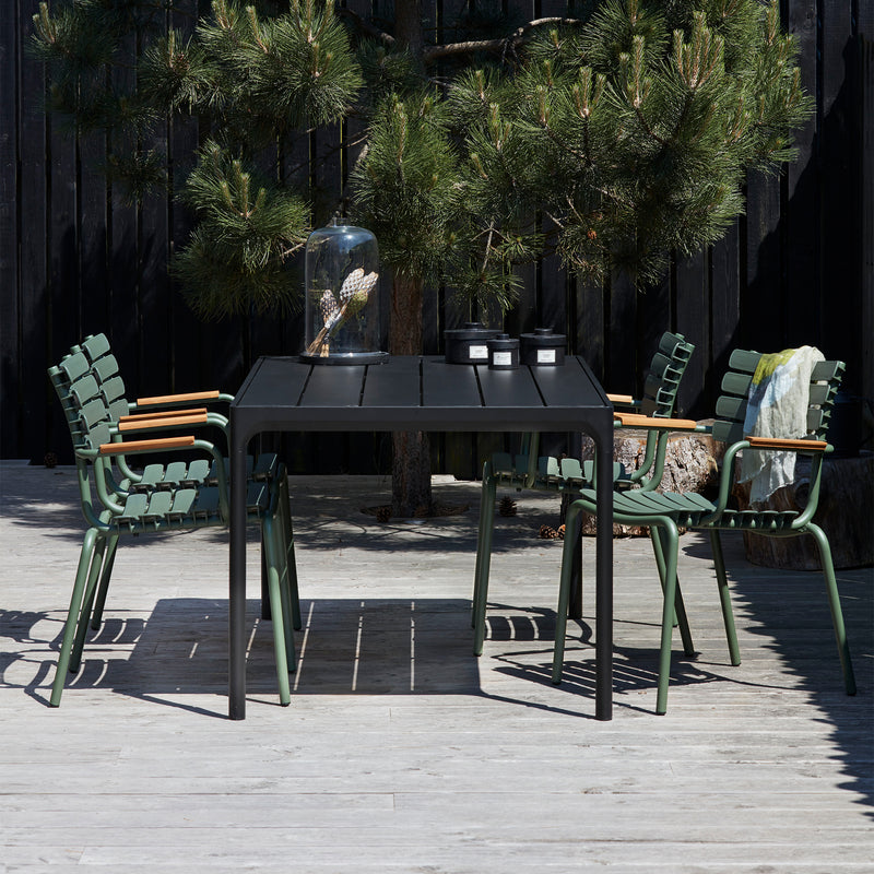 HOUE - FOUR Outdoor Tisch mit Sonnenschirmloch