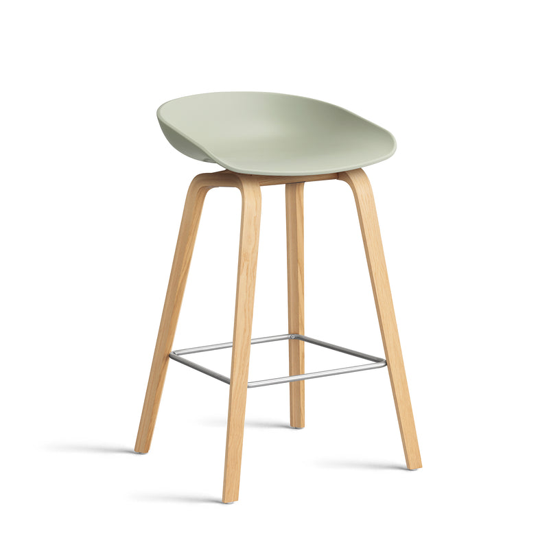 HAY - About A Stool AAS 32 (Kunststoffgleiter) | H 65 cm / pastel green 2.0 / Eiche lackiert / Edelstahl