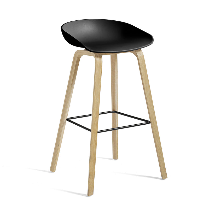 HAY - About A Stool AAS 32 (Kunststoffgleiter) | H 65 cm / black 2.0 / Eiche lackiert / Stahl schwarz