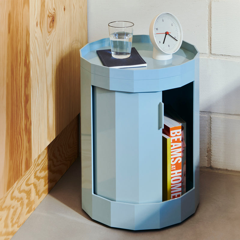 HAY - Facet Cabinet mit Füßen und Rollen | niedrig / misty blue