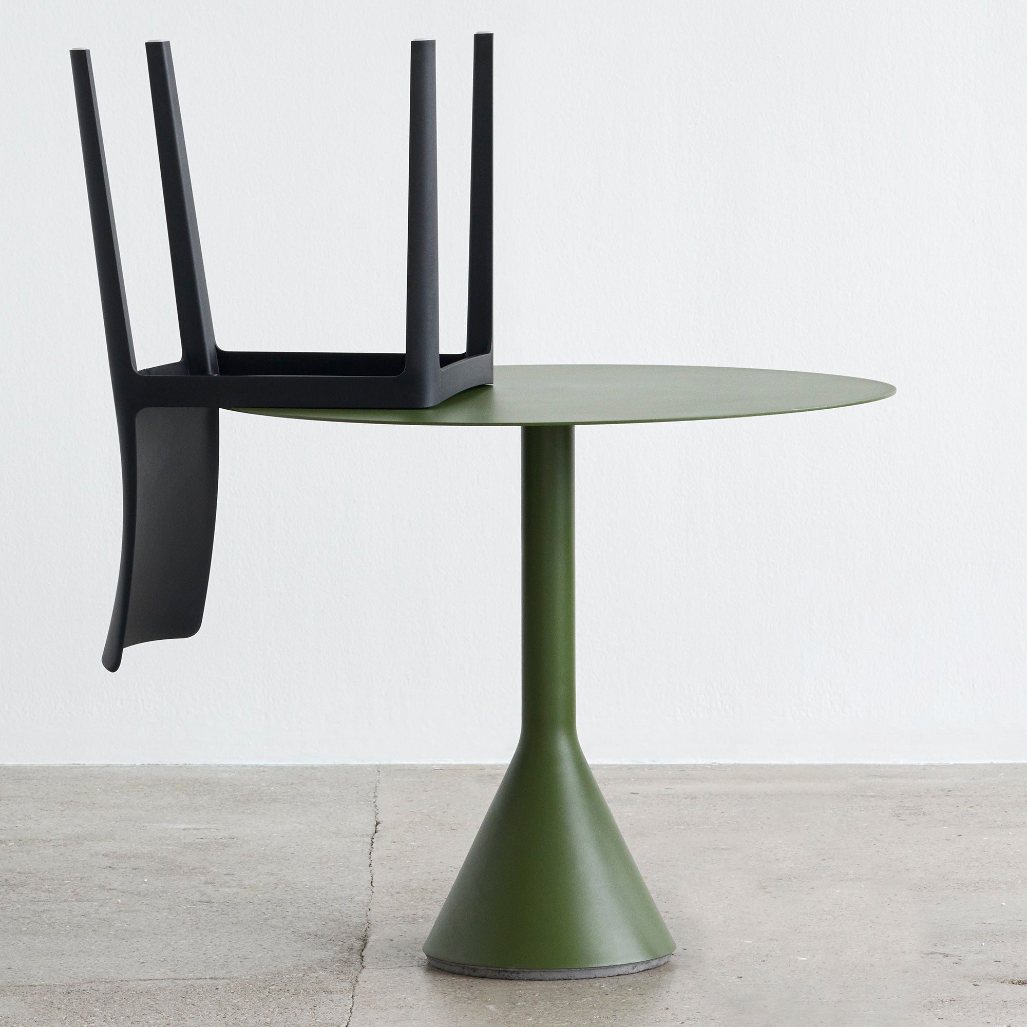 HAY - Palissade Cone Stehtisch | 90 x 74 cm / anthrazit, 90 x 74 cm / olivgrün