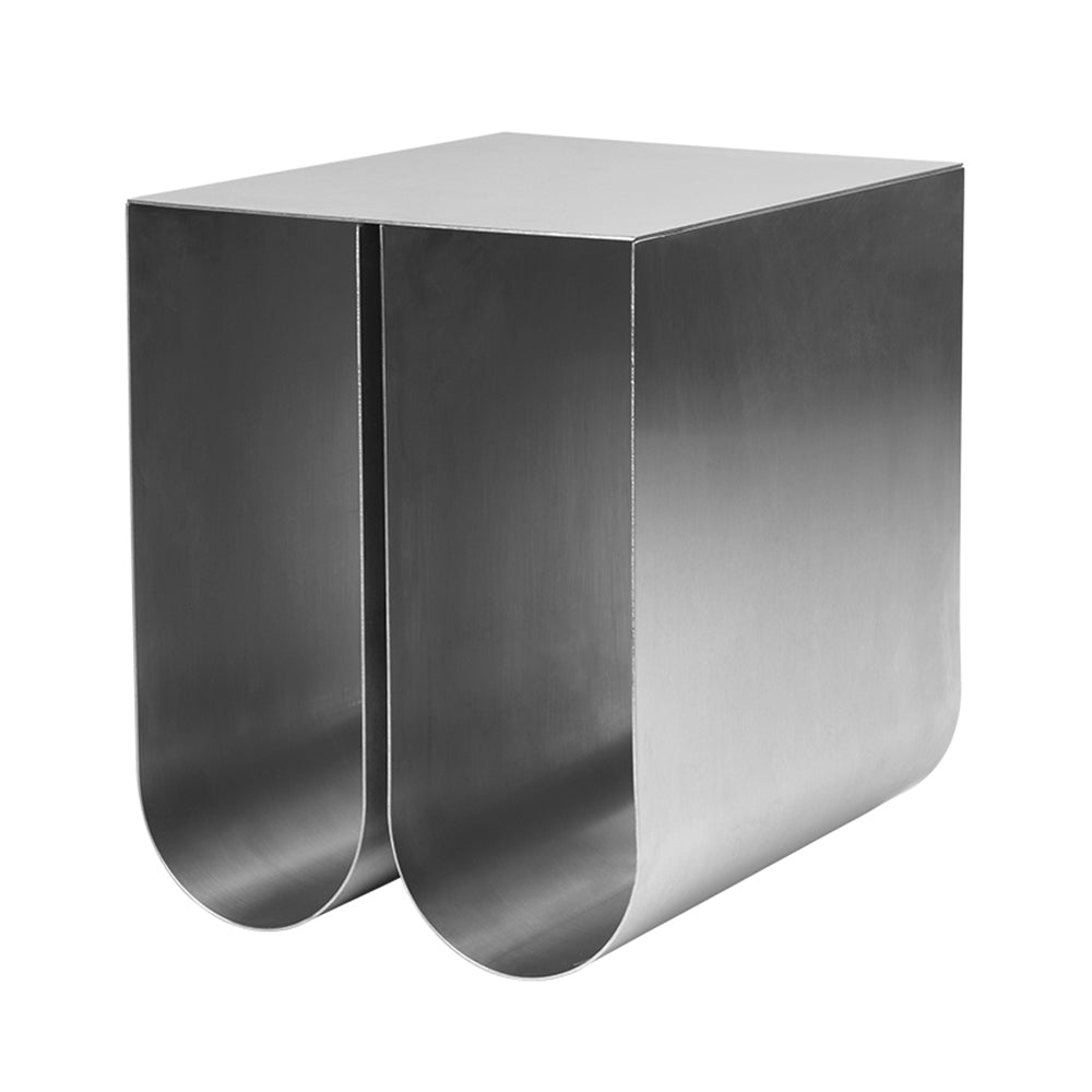 Kristina Dam Studio - Curved Beistelltisch | Edelstahl