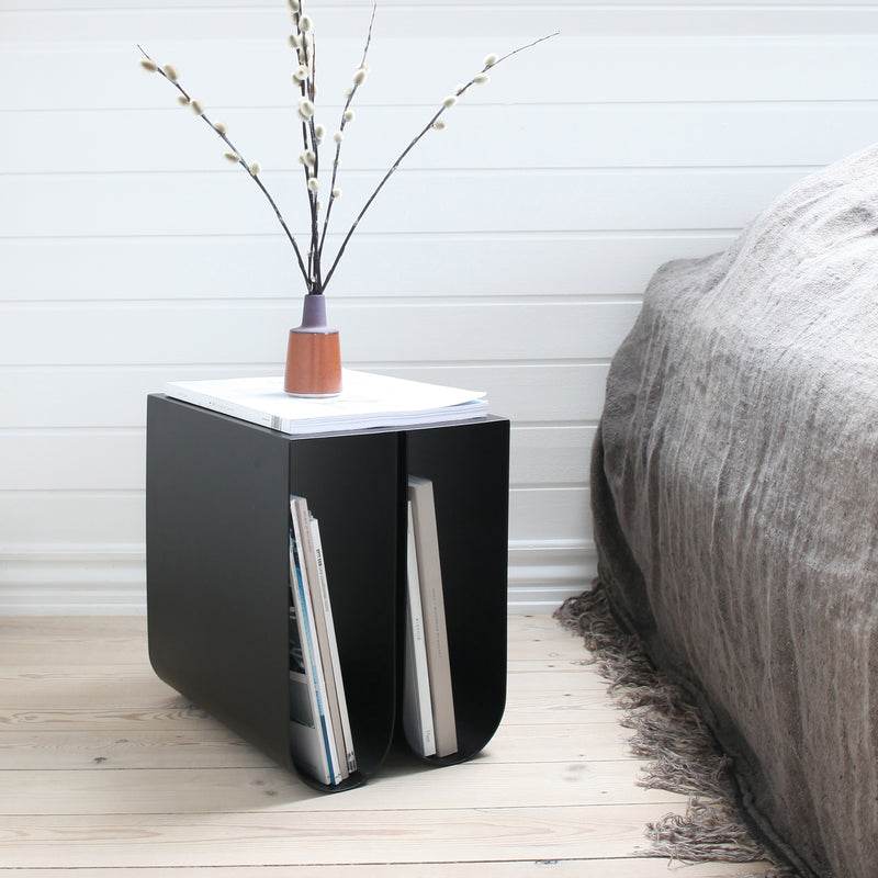 Kristina Dam Studio - Curved Beistelltisch | schwarz