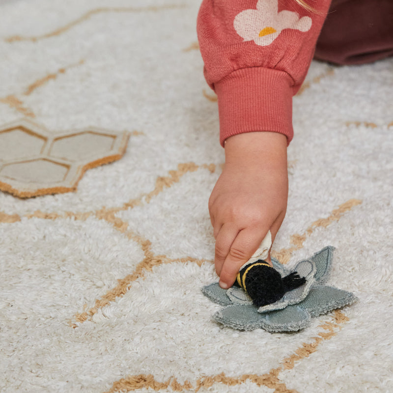 Lorena Canals - Pollination Spielteppich mit Spielzubehör
