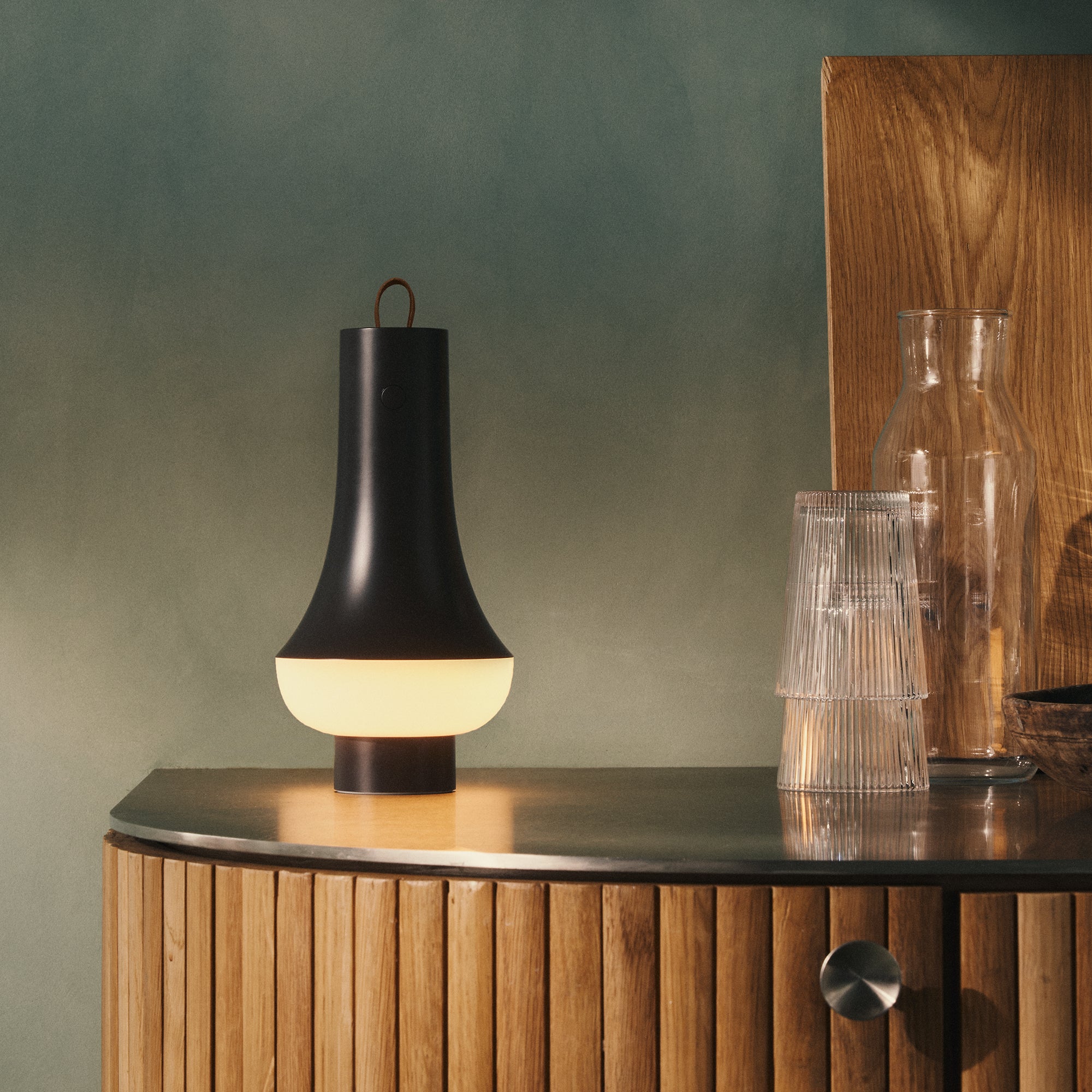 Louis Poulsen - Tomoshi Portable Akku LED-Tischleuchte | brown