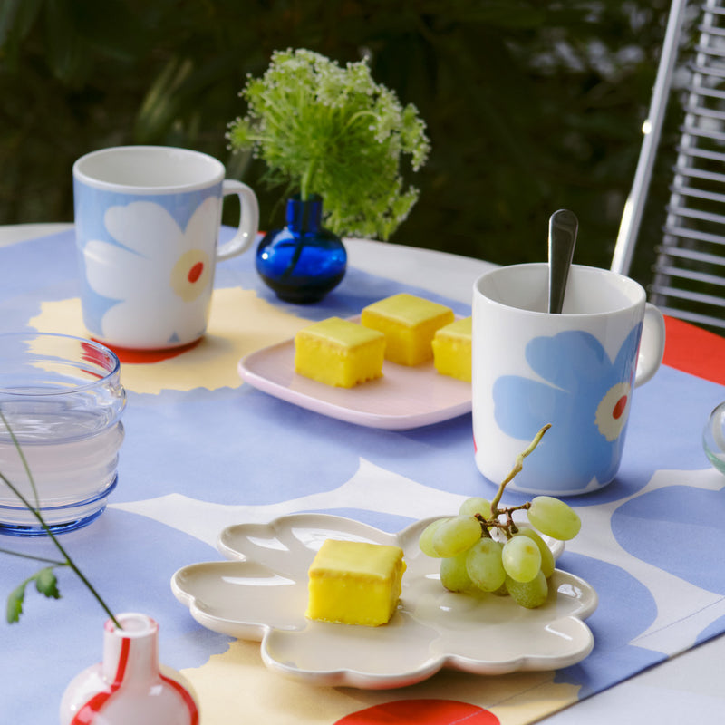 Marimekko - Oiva Juhla Unikko Becher mit Henkel | 2er-Set / white/lt.blue/orange red