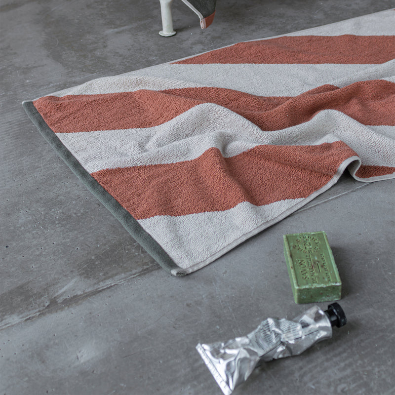 Mette Ditmer - Diagonal Badematte | brick