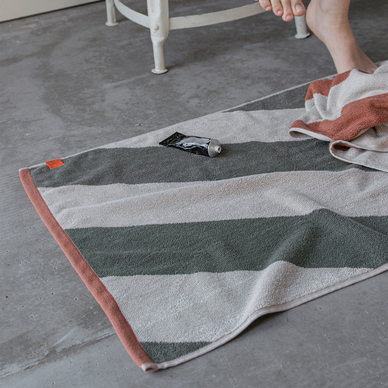Mette Ditmer - Diagonal Badematte | dark olive