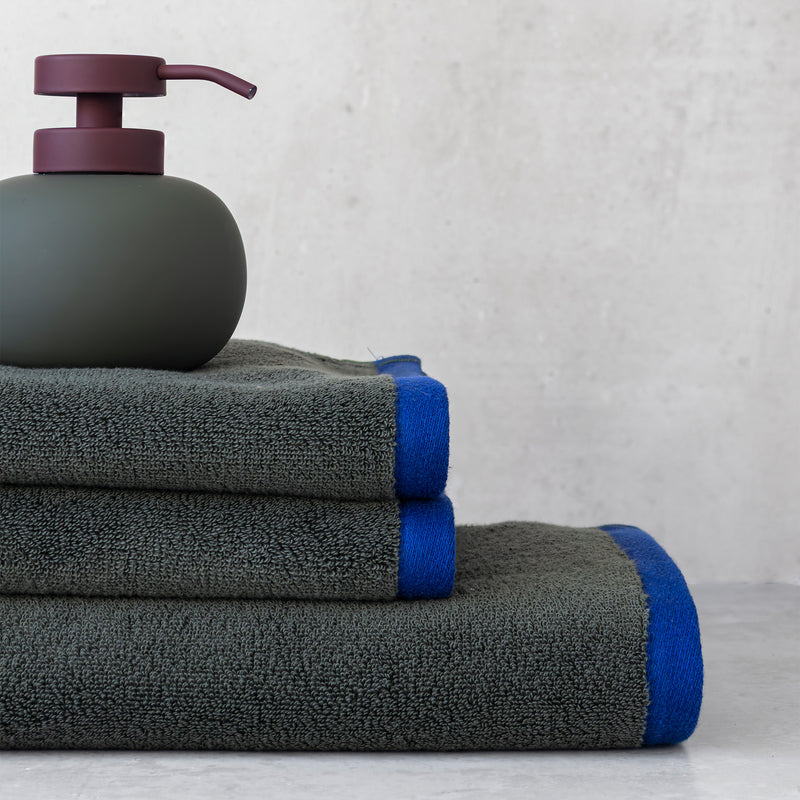 Mette Ditmer - Lotus Play Seifenspender | H 13 cm / dark olive