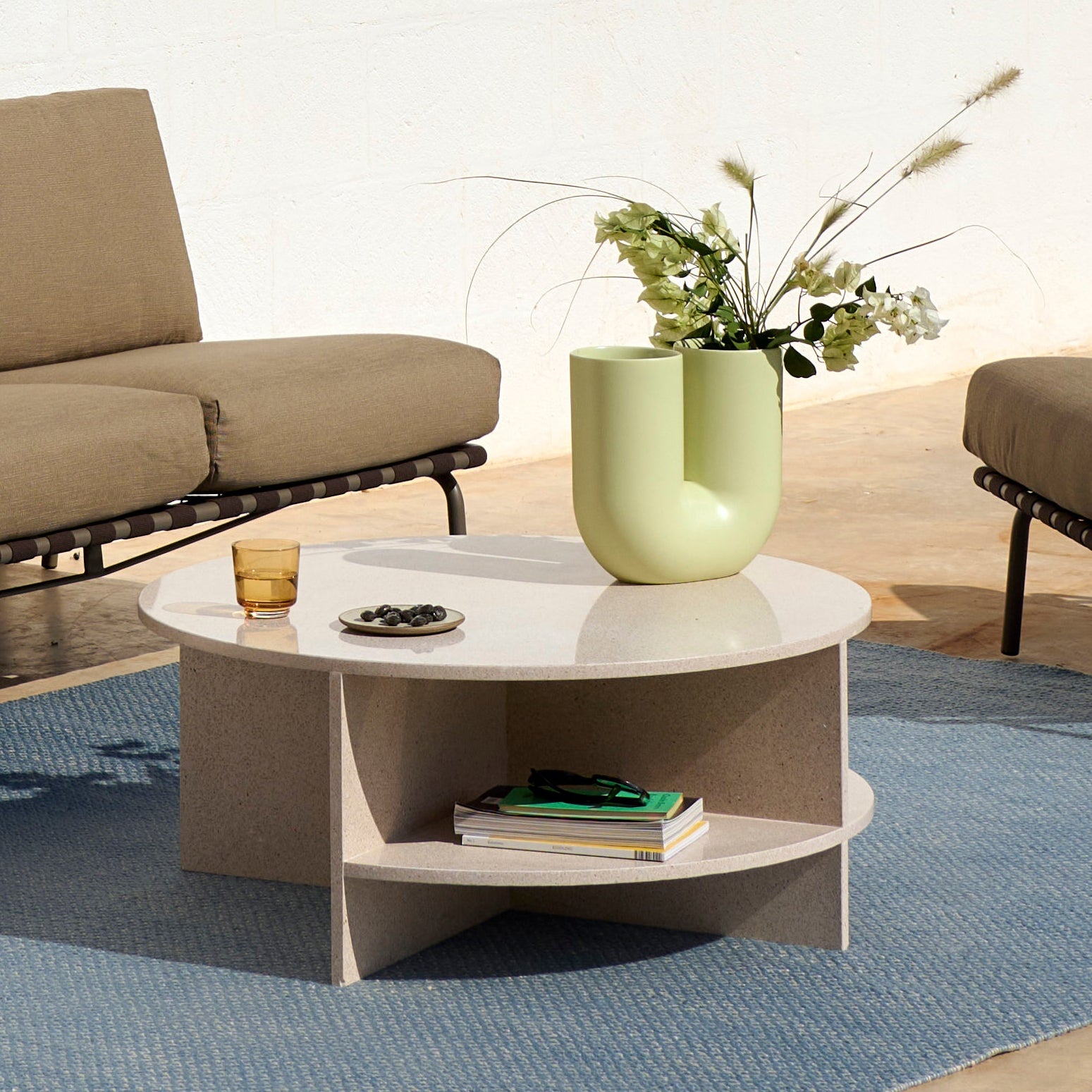 Muuto - Halves Couchtisch | light taupe terrazzo