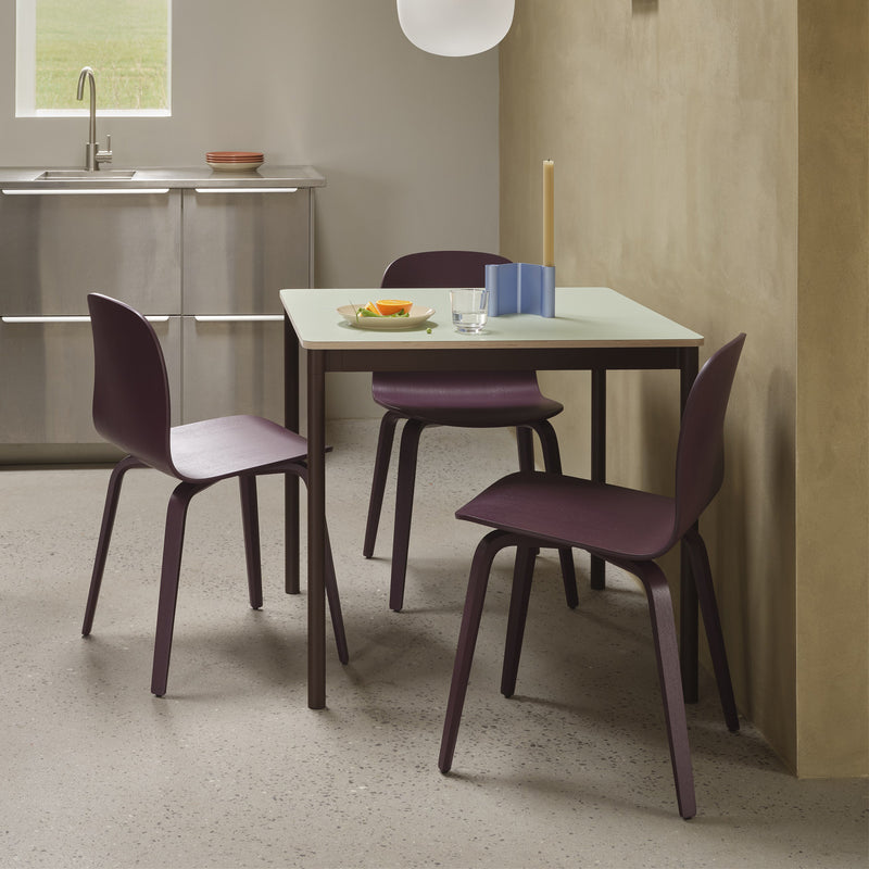 Muuto - Visu Stuhl | dark plum
