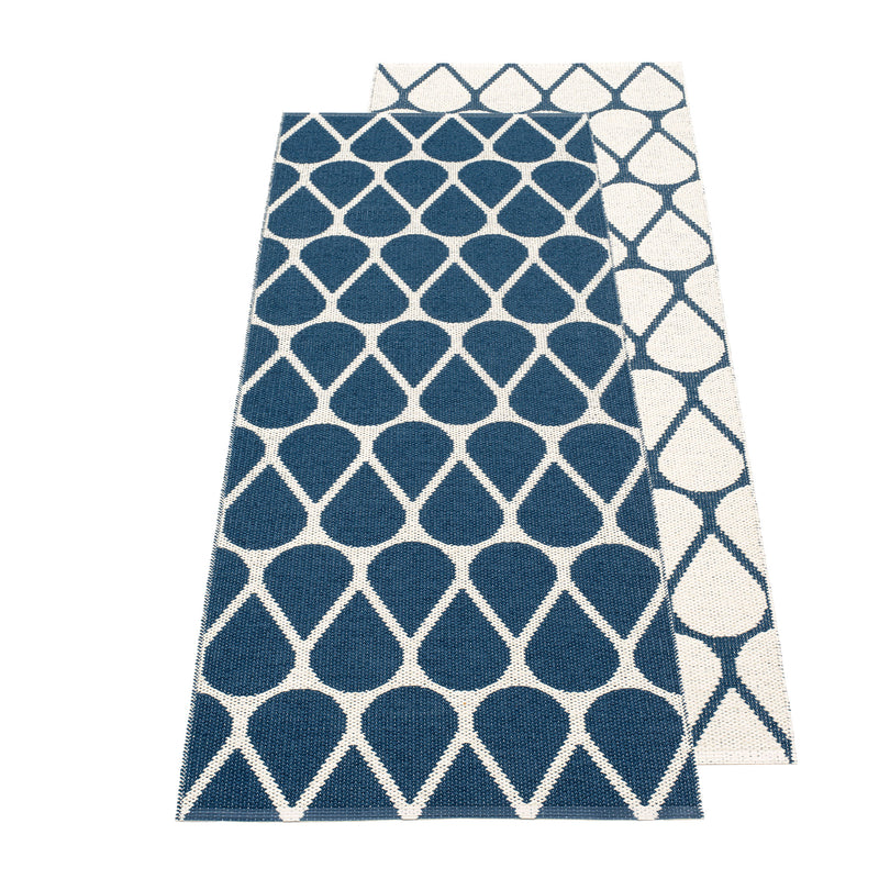 Pappelina - Otis Teppich (70 cm) | 70 x 140 cm / ocean blue/vanilla