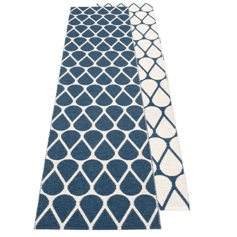 Pappelina - Otis Teppich (70 cm) | 70 x 200 cm / ocean blue/vanilla