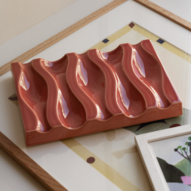 The Poster Club - Echo Relief Wanddekoration | rose red